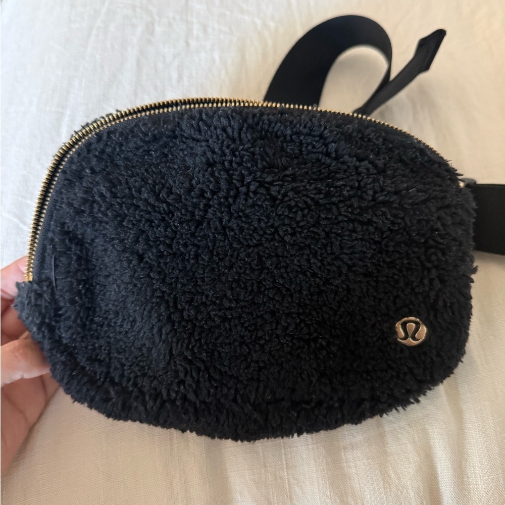Lululemon Everywhere fleece belt bag
